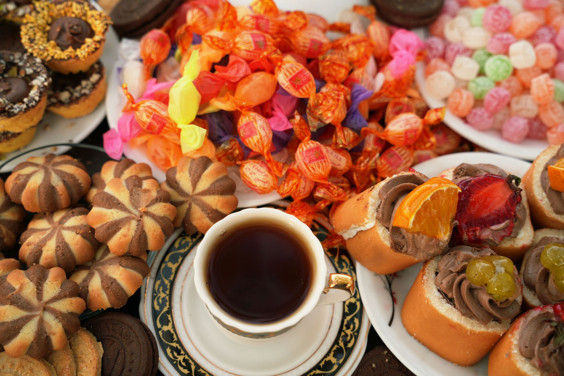 Сладкие букеты своими руками: 10 идей, которые удивят любого A delightful array of Persian sweets and tea, perfect for a traditional afternoon treat.